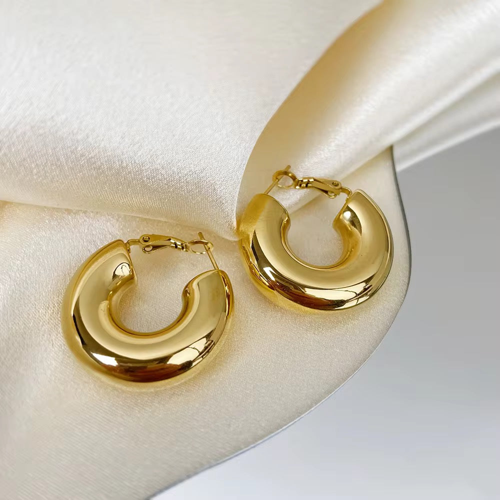 Celeste : 18k Gold Plated C Shape Studs