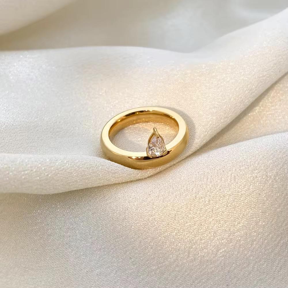 Crown Solitaire Ring – Oval & Diamond
